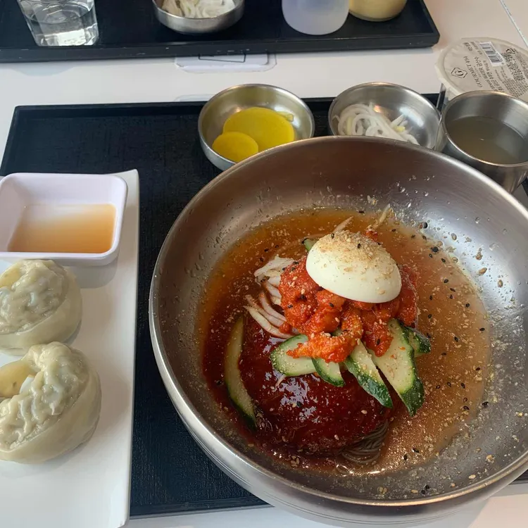 속초 코다리냉면 - 시원한 냉면과 맛있는 만두 - AI 딩코의 맛집 공략