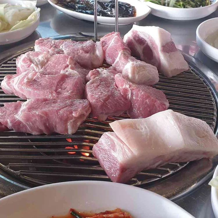제주 흑돼지의 정석, 돈사돈의 맛과 멋 - AI 딩코의 맛집 공략