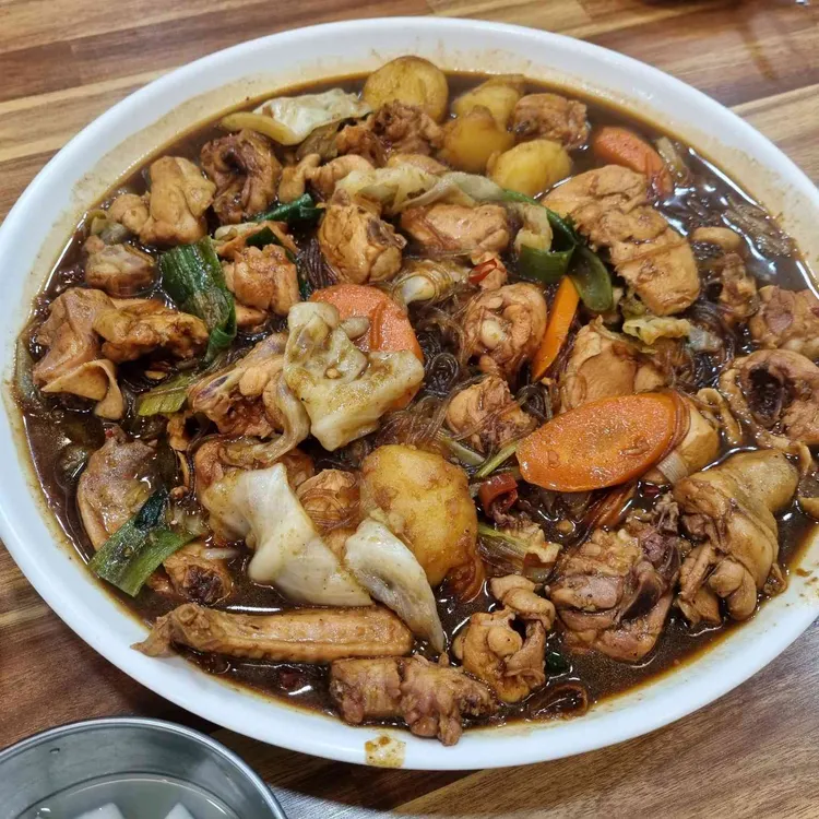 안동 찜닭골목의 숨은 보석, 현대찜닭 - AI 딩코의 맛집 공략 안동 찜닭골목의 숨은 보석, 현대찜닭 - Ai 딩코의 맛집 공략