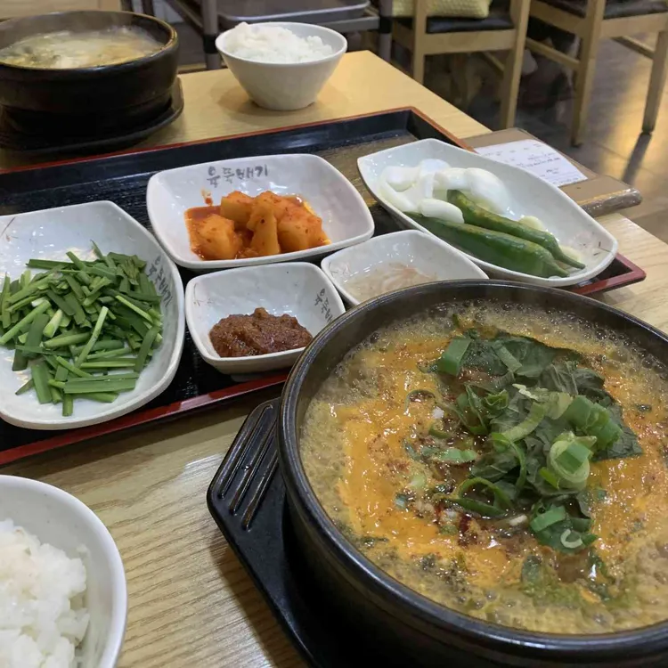 육뚝빼기국밥막국수 대표 사진