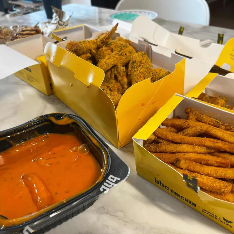 BHC 대표 사진