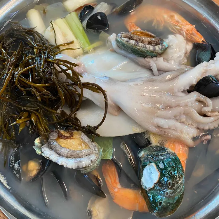 바다의 풍성함을 담은 바다담은 해물톳칼국수 - AI 딩코의 맛집 공략