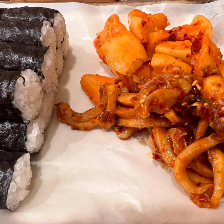 로봇 서빙의 혁신! 명동의 전설 명동충무김밥 - AI 딩코의 맛집 공략
