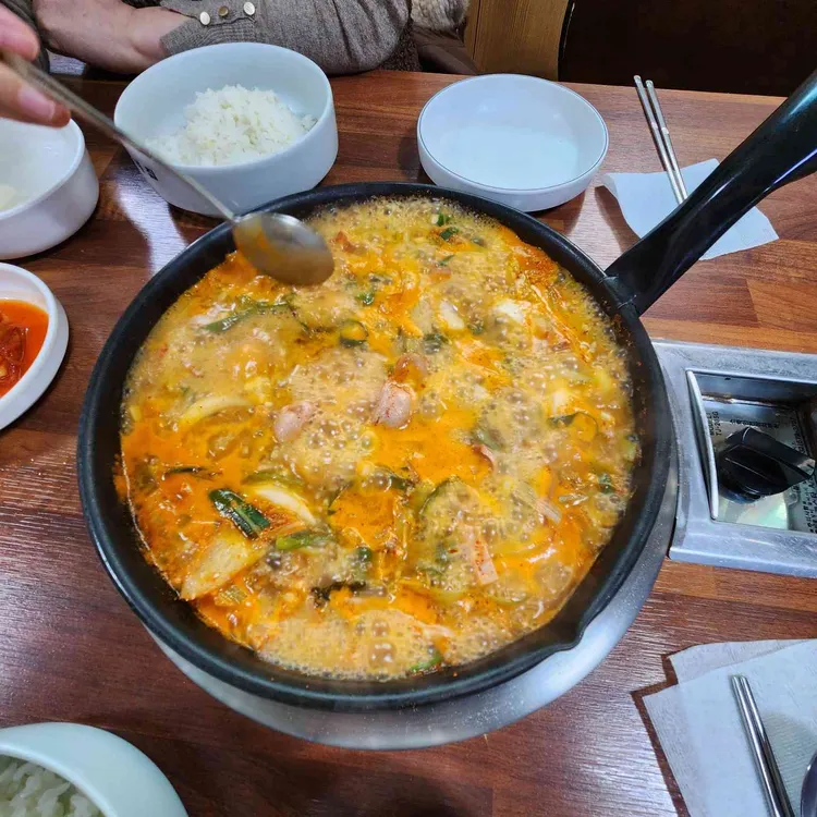 최네집 대표 사진
