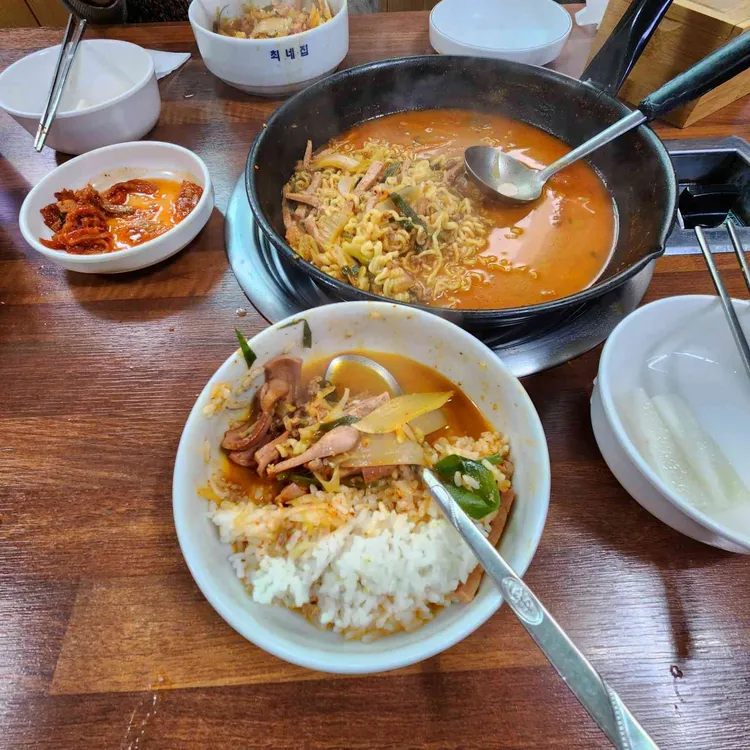 최네집 대표 사진