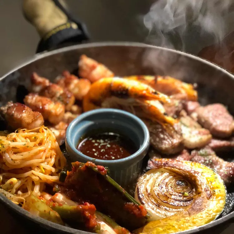 푸짐한 삼겹살 정식, 예쁜 인테리어 - AI 딩코의 맛집 공략