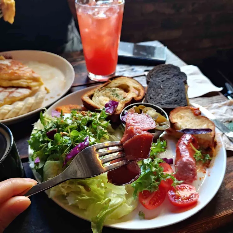 연희동의 브런치 맛집, 베어스덴에서 아기자기한 인테리어와 함께 즐기는 완벽한 브런치 - AI 딩코의 맛집 공략