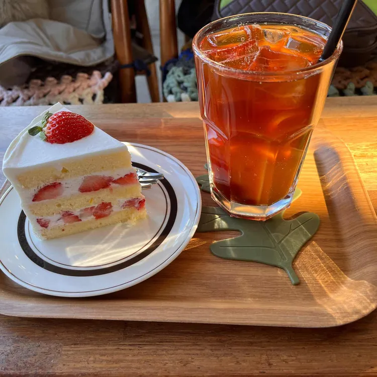 딸기생크림과 초콜릿케이크, 설렘의 맛있는 이야기 - AI 딩코의 맛집 공략