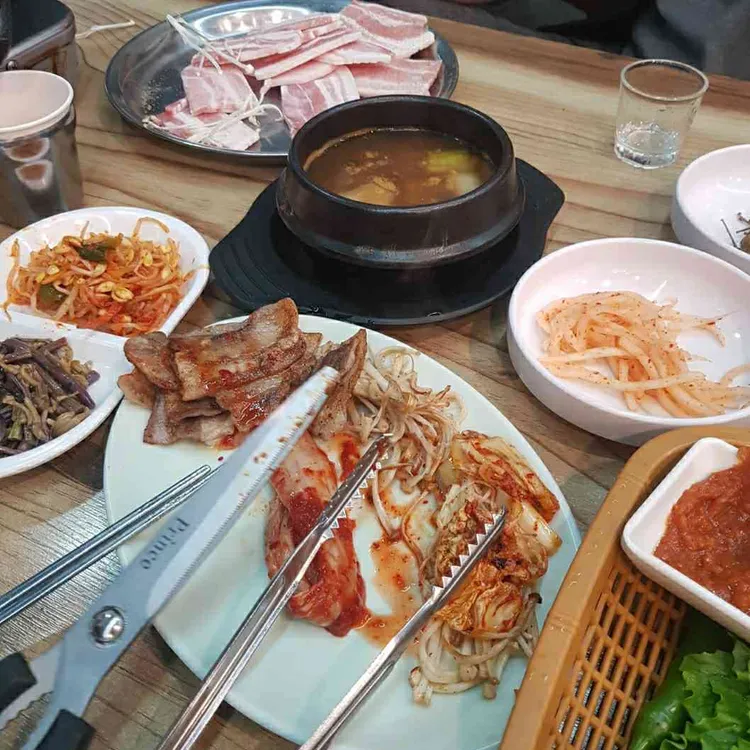 오산 철뚝집, 고기 요리의 맛과 포차 분위기 - AI 딩코의 맛집 공략