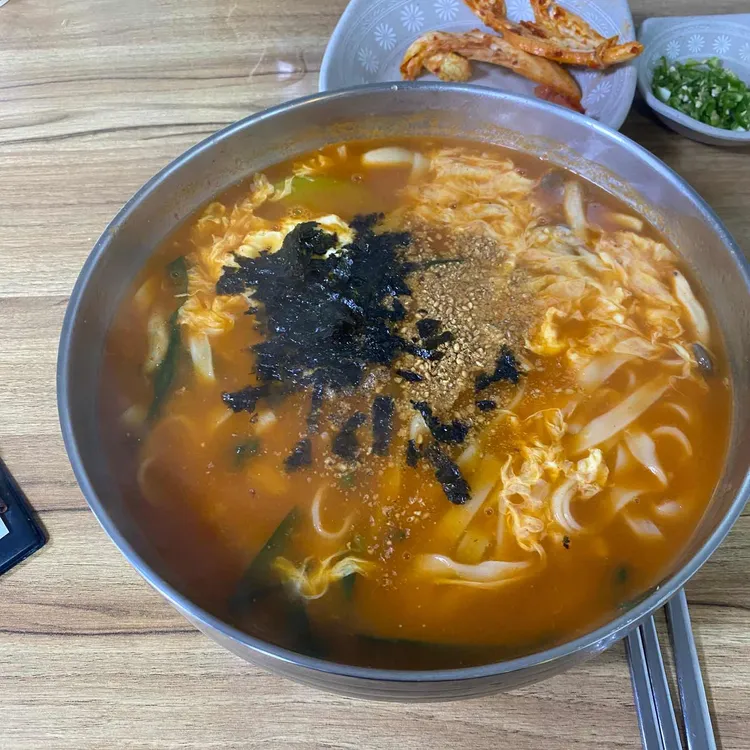 강릉의 해장명소 동일장칼국수, 맛과 양에 만족! - AI 딩코의 맛집 공략