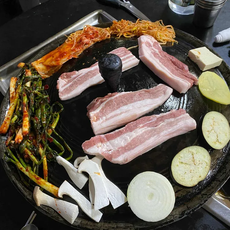 굴뚝삼겹살동부시장점 대표 사진