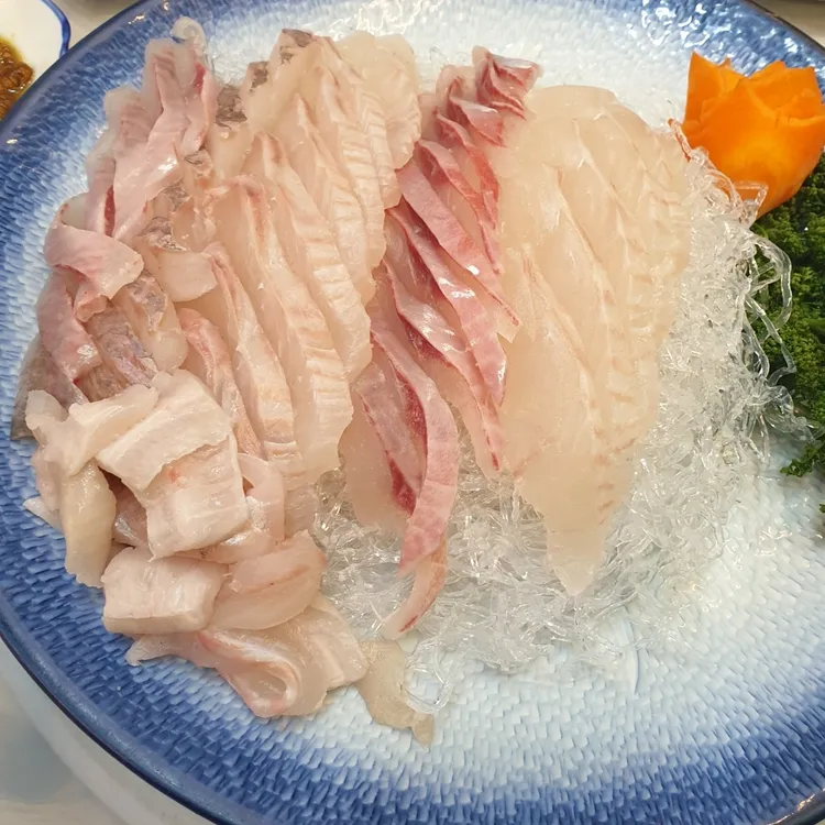 부산횟집, 예술적인 회와 바다뷰로 유명한 해운대의 명소! - AI 딩코의 맛집 공략
