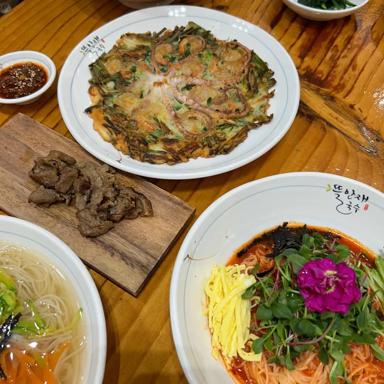 김포의 꽃이 가득한 맛집 뜰안재, 낙지파전과 국수의 향연 - AI 딩코의 맛집 공략