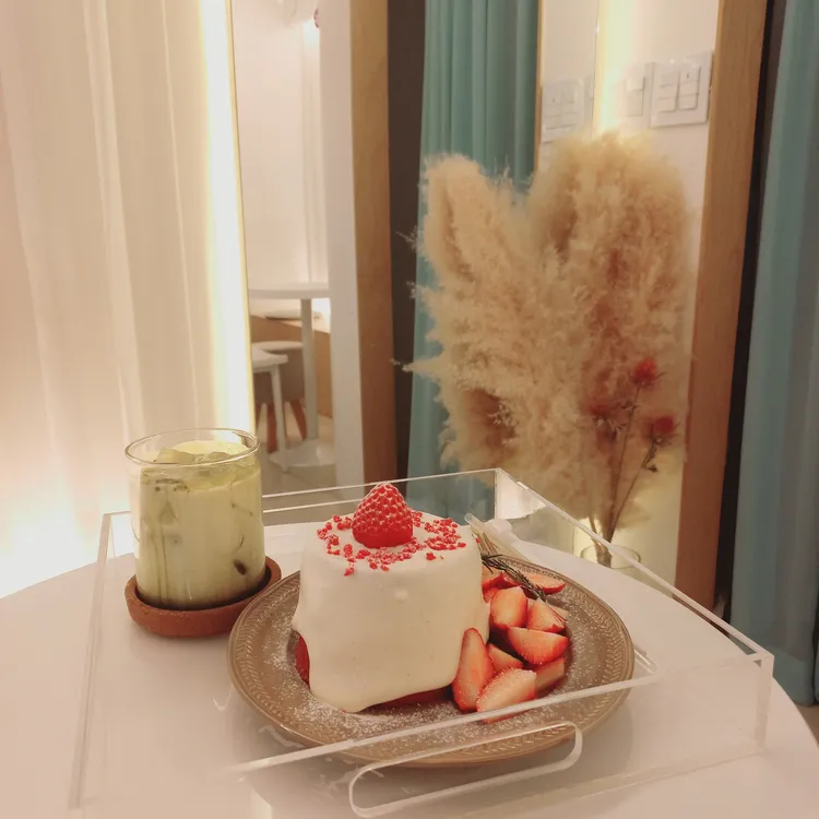 감성 카페 마노레이 - AI 딩코의 맛집 공략
