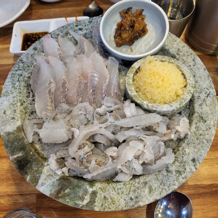수원시청역 인근 못난이세꼬시회&쭈꾸미 - AI 딩코의 맛집 공략
