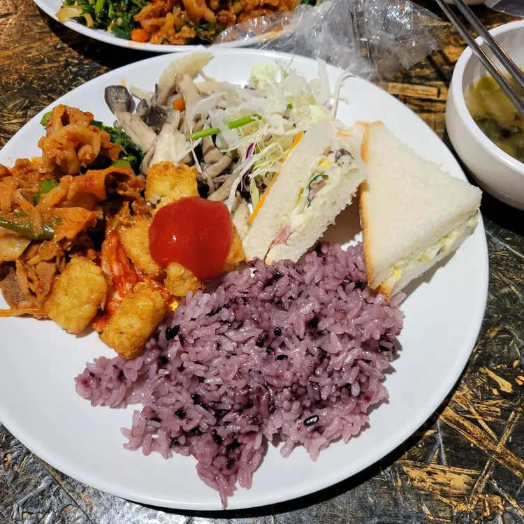 스테이233&쌀쌀맞은닭 대표 사진