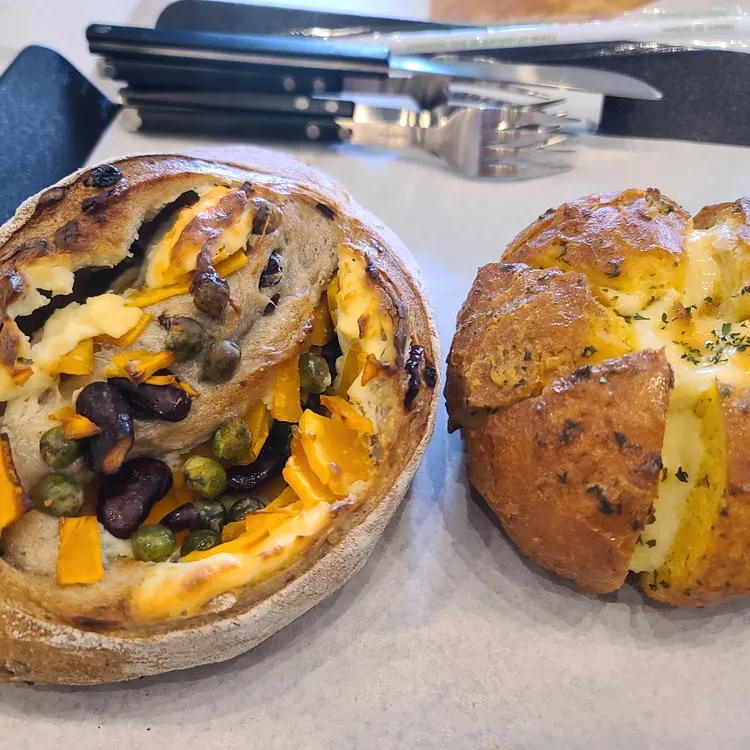 빵준서: 대형 베이커리 카페 - AI 딩코의 맛집 공략