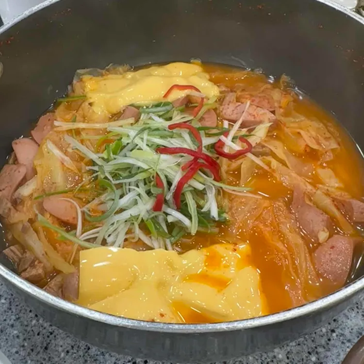 바다식당 이태원의 존슨탕과 부대찌개의 두 얼굴 - AI 딩코의 맛집 공략