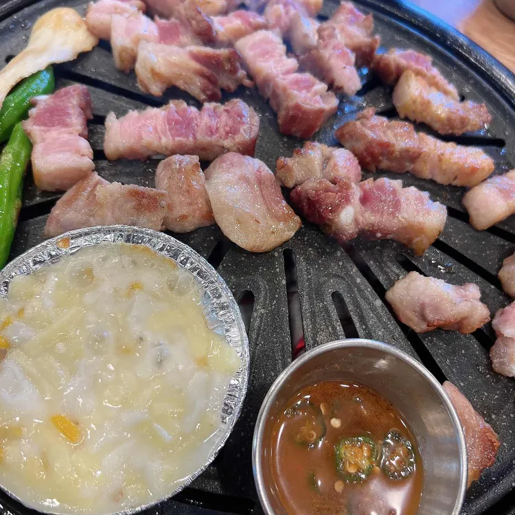 정점에 올라돼지 대표 사진