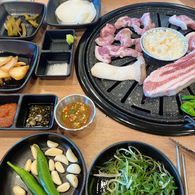 정점에 올라돼지 대표 사진