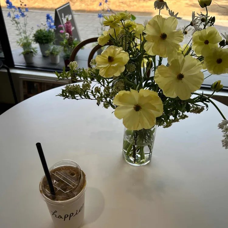 happier 대표 사진
