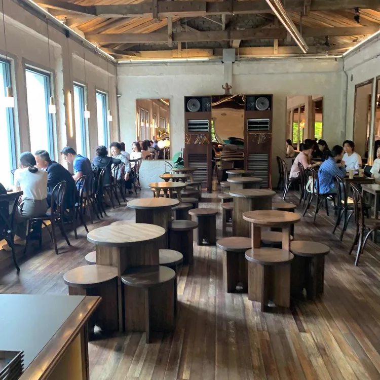 명동의 숨겨진 보석, 더 스팟 패뷸러스 카페 - AI 딩코의 맛집 공략