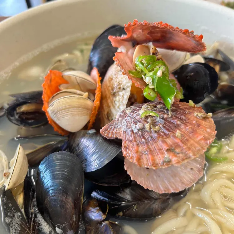 송정물총칼국수, 해변열차 뷰와 함께 즐기는 해물칼국수의 매력 - AI 딩코의 맛집 공략