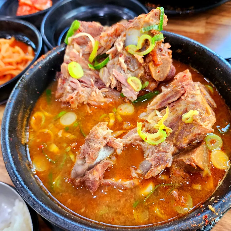 방가삼대 얼큰한 뼈해장국 - AI 딩코의 맛집 공략
