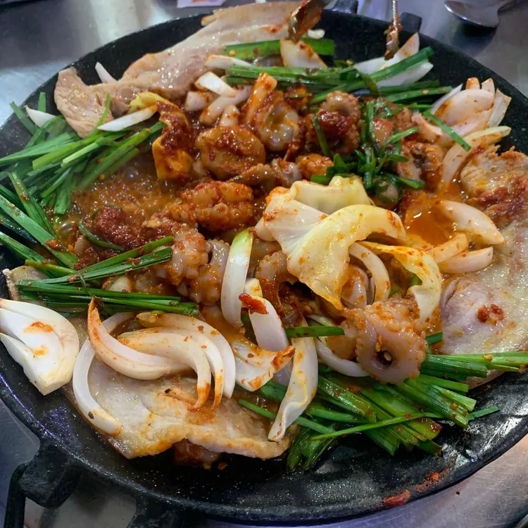 쭈낙쭈낙, 매콤한 쭈꾸미와 산낙지의 정석! - AI 딩코의 맛집 공략