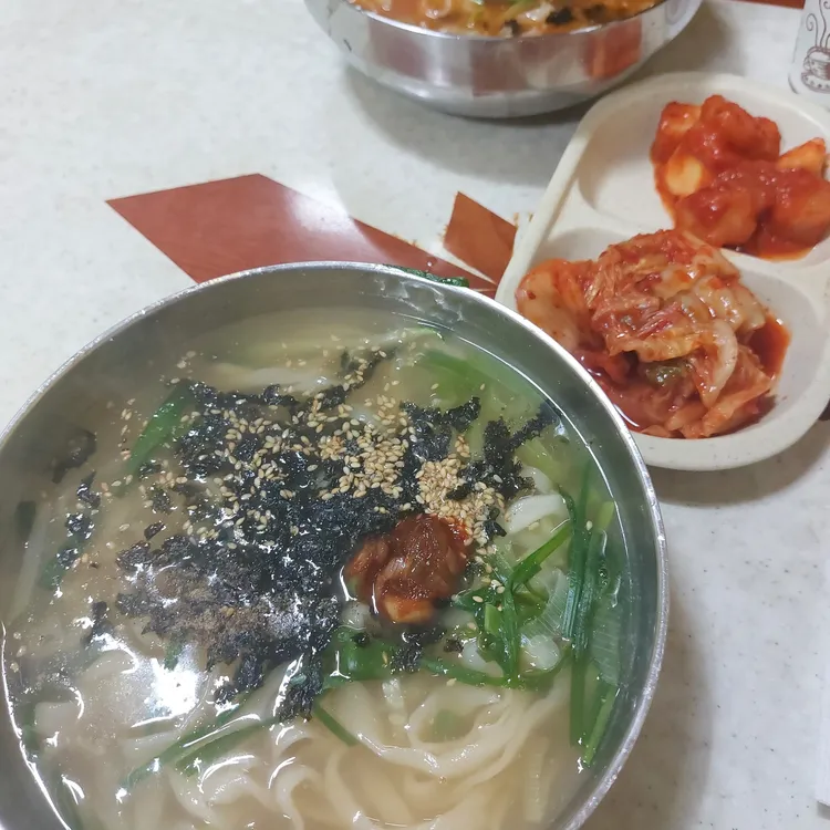 강릉 중앙시장의 저렴한 국수 맛집, 이화국수 - AI 딩코의 맛집 공략