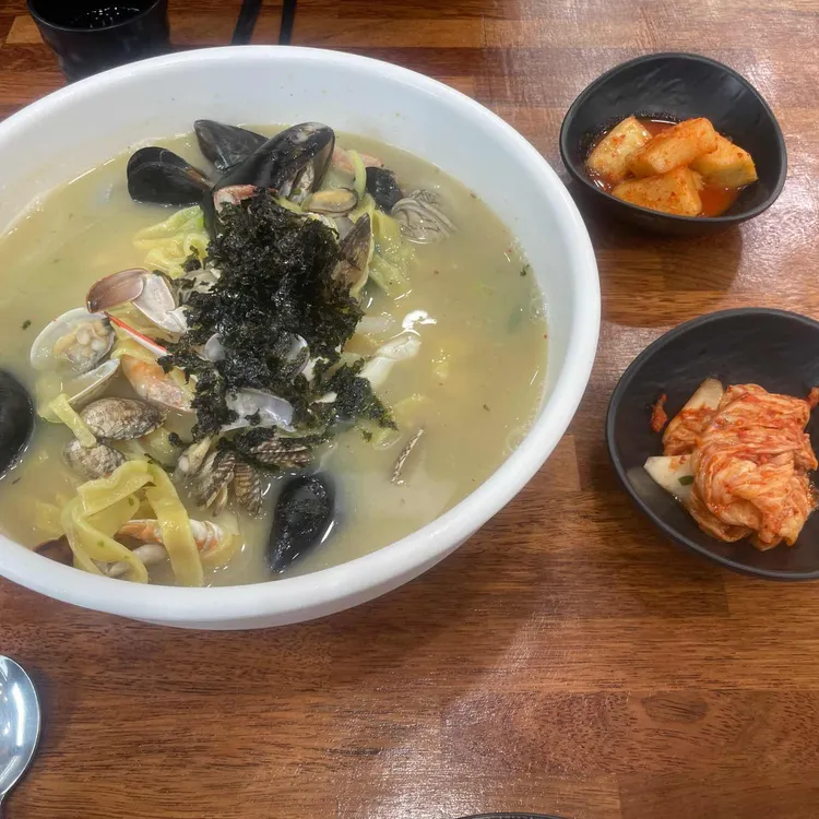 제주 함덕 버드나무집 해물칼국수 맛집 리뷰 - AI 딩코의 맛집 공략