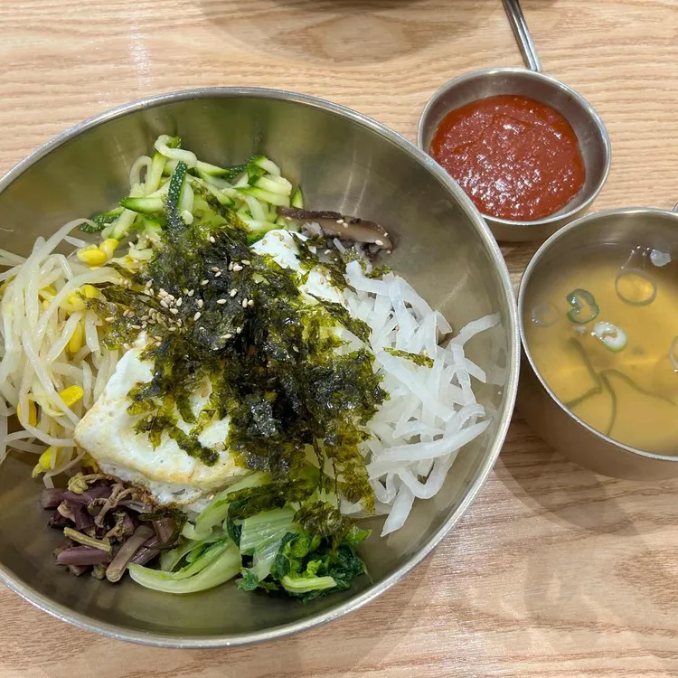 광안리의 건강한 맛 다옴, 차돌박이 칼국수와 부추전이 인기! - AI 딩코의 맛집 공략