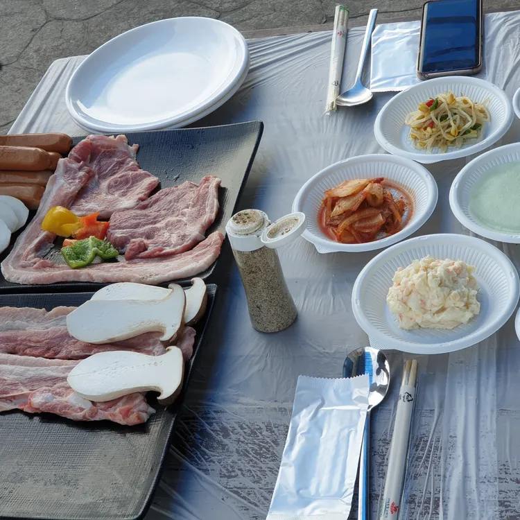 돌고래식당 대표 사진