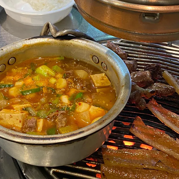 동원 생돼지 연탄구이 대표 사진