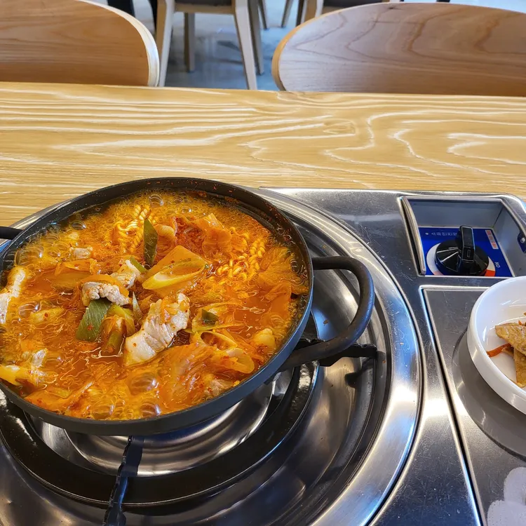 김치찌개 잘하는 느티나무집 대표 사진