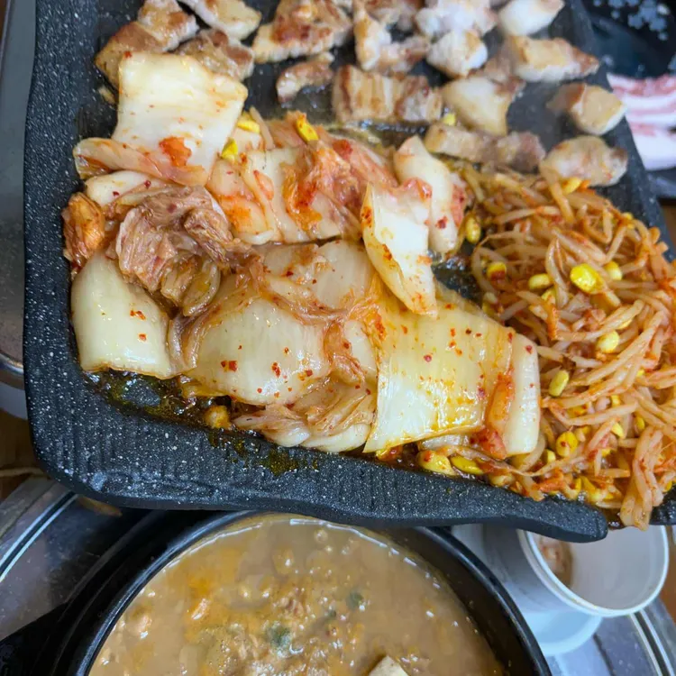 돌판김치생삼겹한점 대표 사진