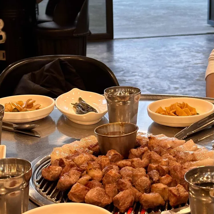 꽃돼지연탄구이 대표 사진