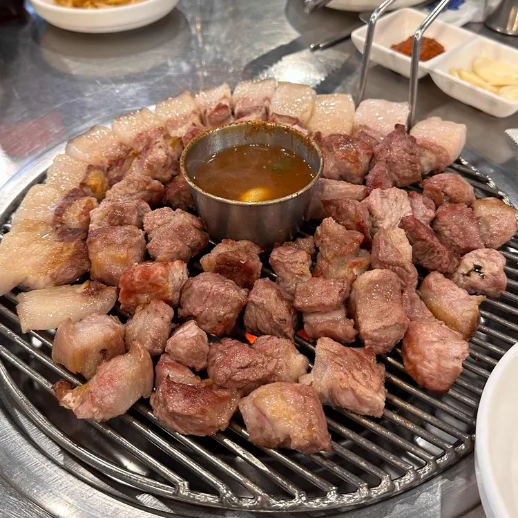 꽃돼지연탄구이 대표 사진