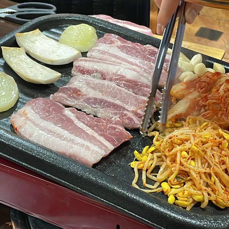 고기굽는 사람들 대표 사진