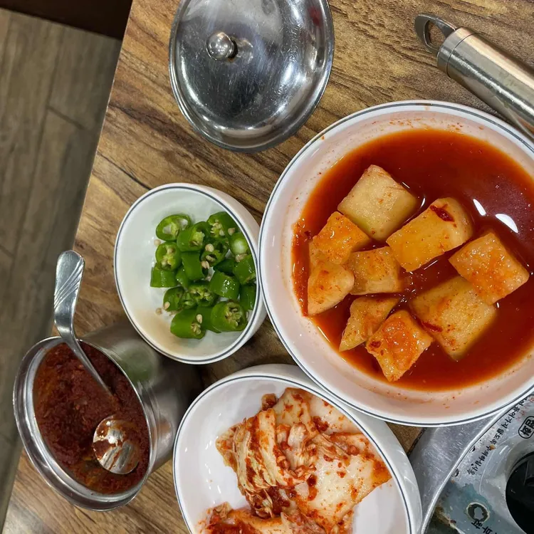 얼큰버섯만두전골 대표 사진