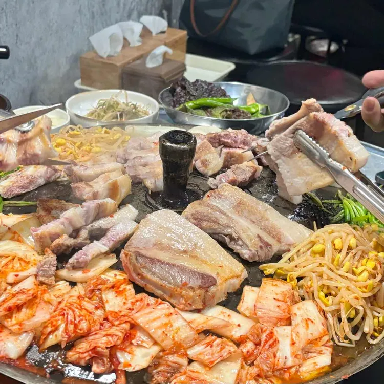 꿀돼지솥뚜껑삼겹살 대표 사진