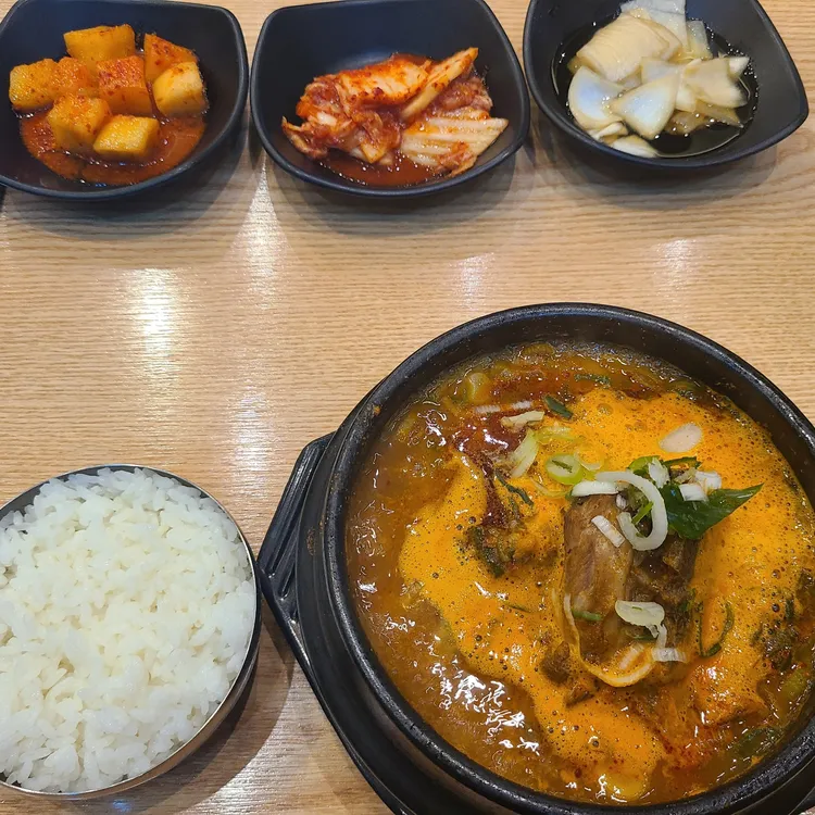 얼큰한뼈해장국 백년집 대표 사진