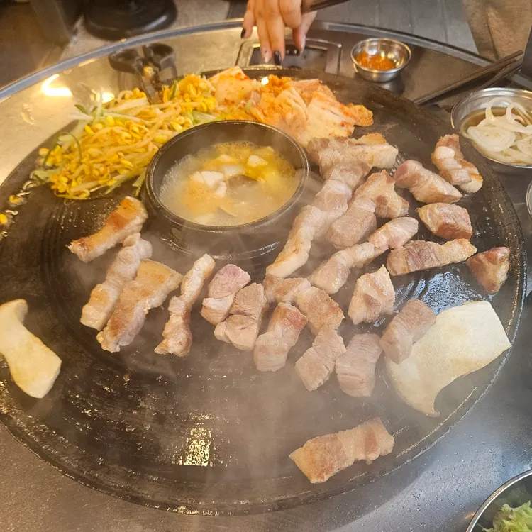 솥뚜껑 돼지야 대표 사진