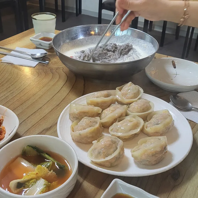 왕릉손만두국 대표 사진