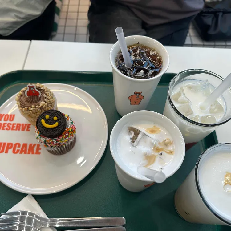 루프탑 카페 귀여운 컵케이크 맛집 - AI 딩코의 맛집 공략