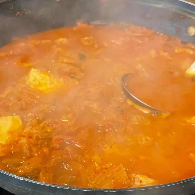 월수금 통돼지 김치찌개 대표 사진