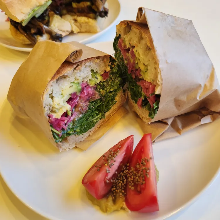 ABANDONED SANDWICH 대표 사진