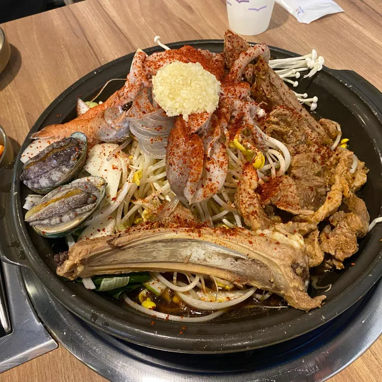 낭쿰낭쿰 흑돼지해물갈비전골 대표 사진