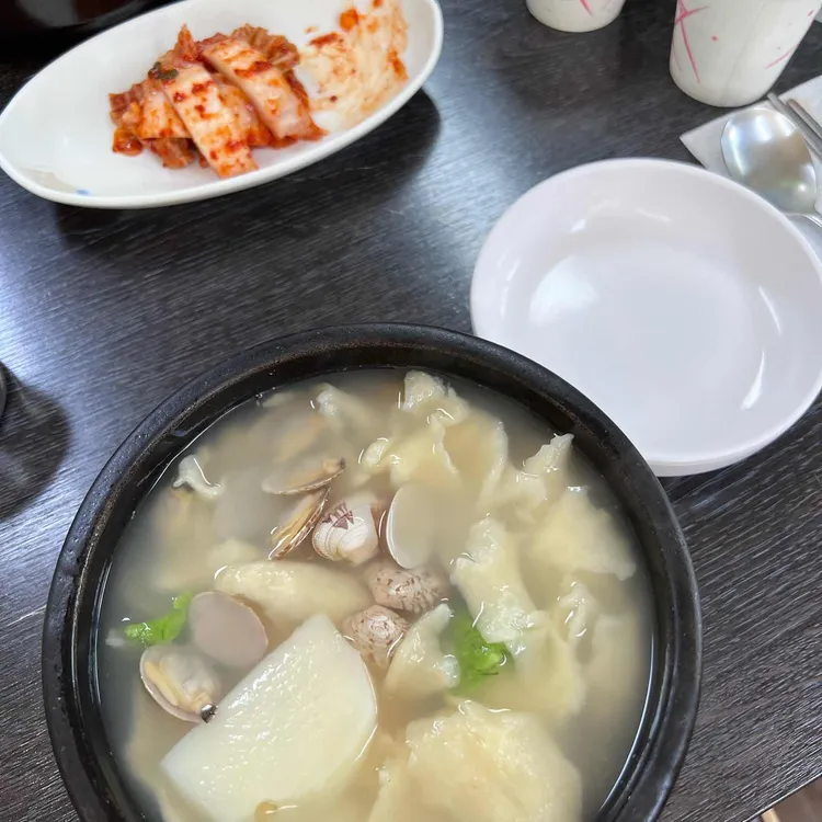 갈쿠리와 소쿠리 항아리수제비손칼국수 대표 사진