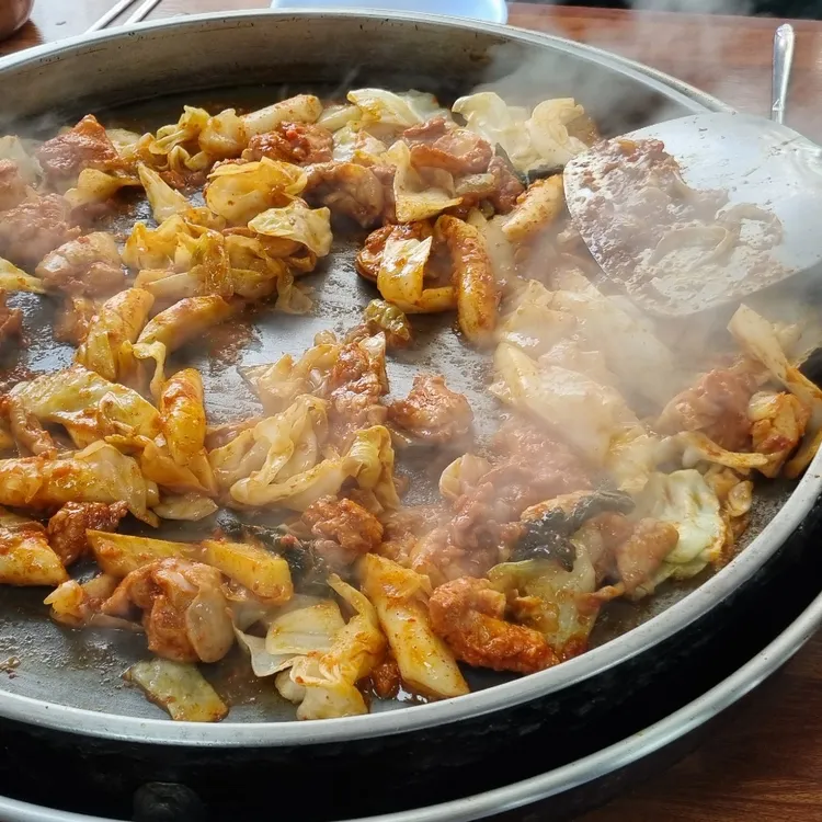 명동우미닭갈비, 철판 스타일의 닭갈비와 돌돌 말린 볶음밥의 매력 - AI 딩코의 맛집 공략